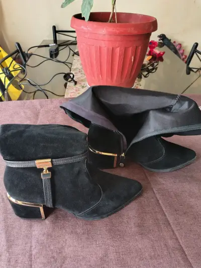 Botas de gamuza negras con tacón dorado - miniatura 1
