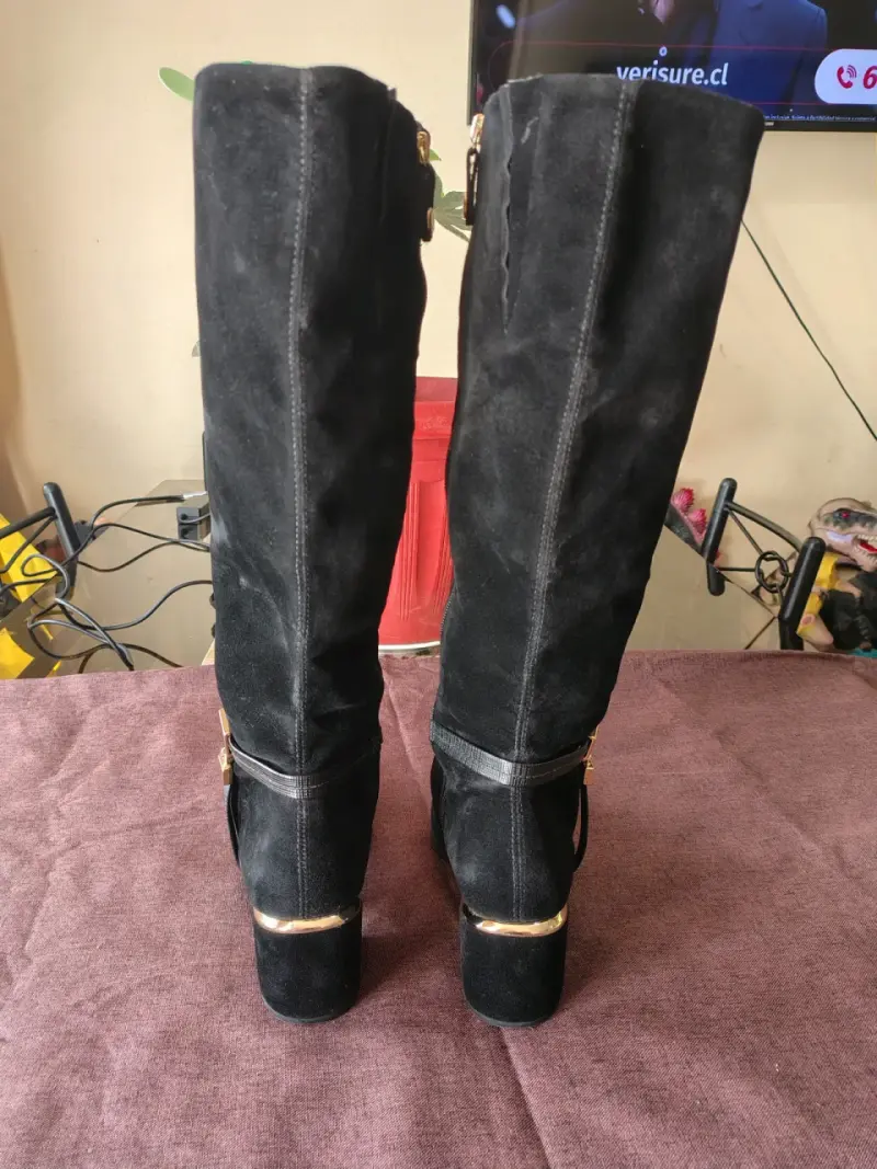 Botas de gamuza negras con tacón dorado - 2