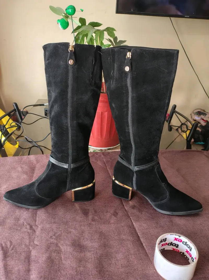Botas de gamuza negras con tacón dorado - 3