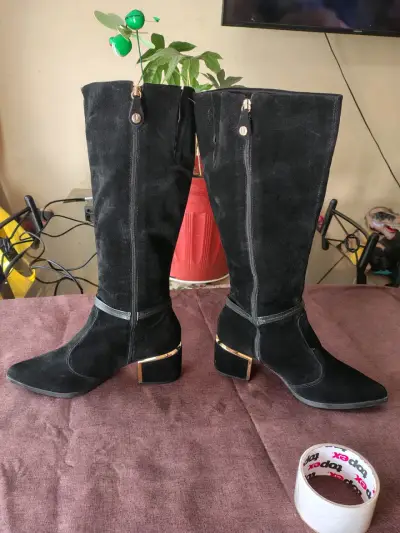 Botas de gamuza negras con tacón dorado - miniatura 3