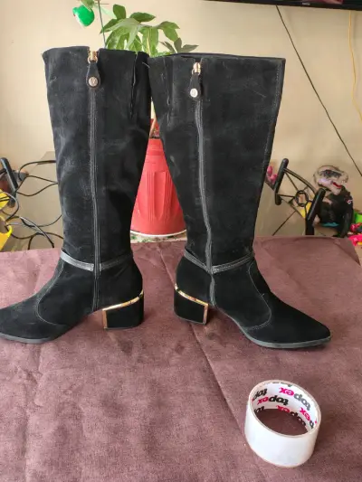 Botas de gamuza negras con tacón dorado - miniatura 4