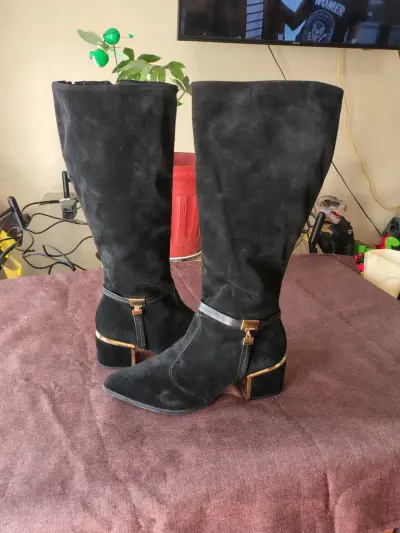 Botas de gamuza negras con tacón dorado - miniatura 5
