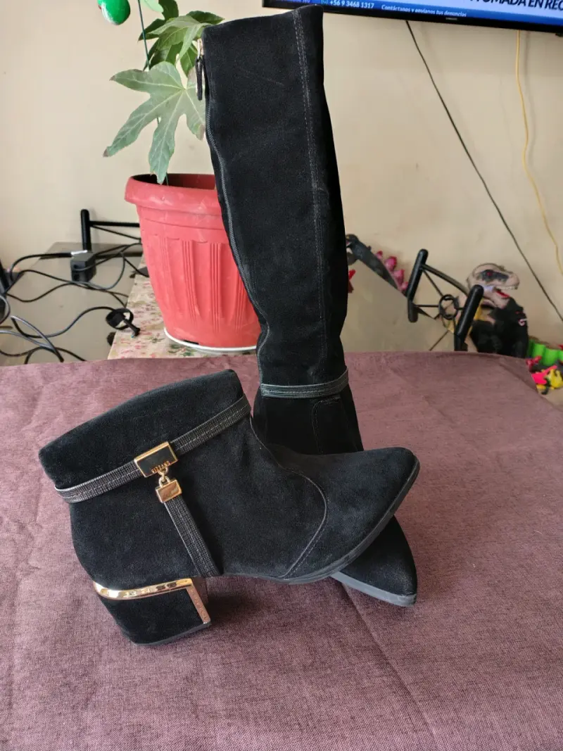 Botas de gamuza negras con tacón dorado - 6