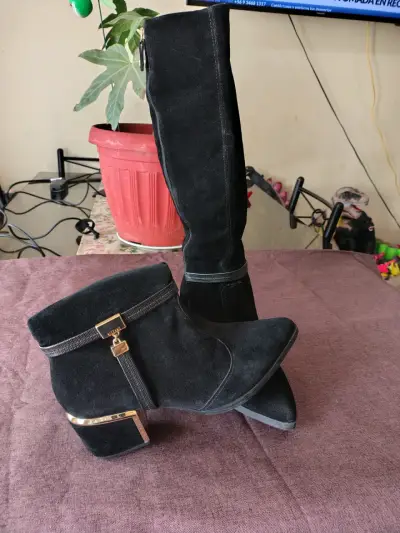 Botas de gamuza negras con tacón dorado - miniatura 6