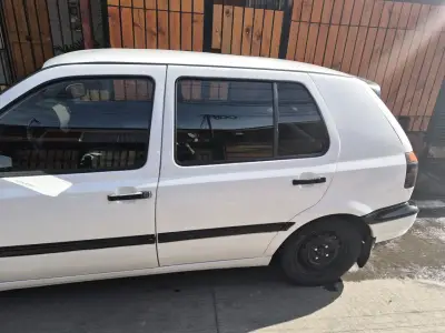 Auto compacto Volkswagen blanco en buen estado - miniatura 1