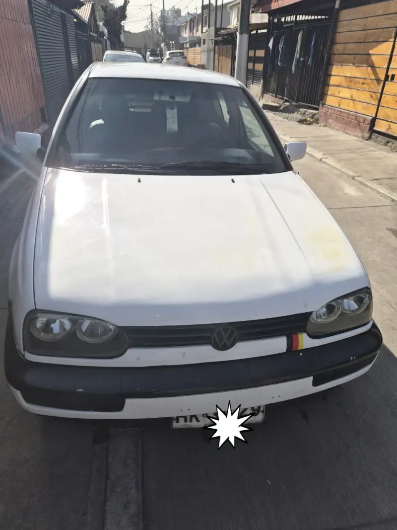 Auto compacto Volkswagen blanco en buen estado - 2