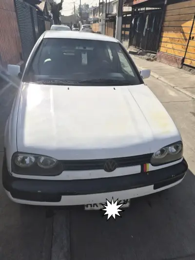 Auto compacto Volkswagen blanco en buen estado - miniatura 2