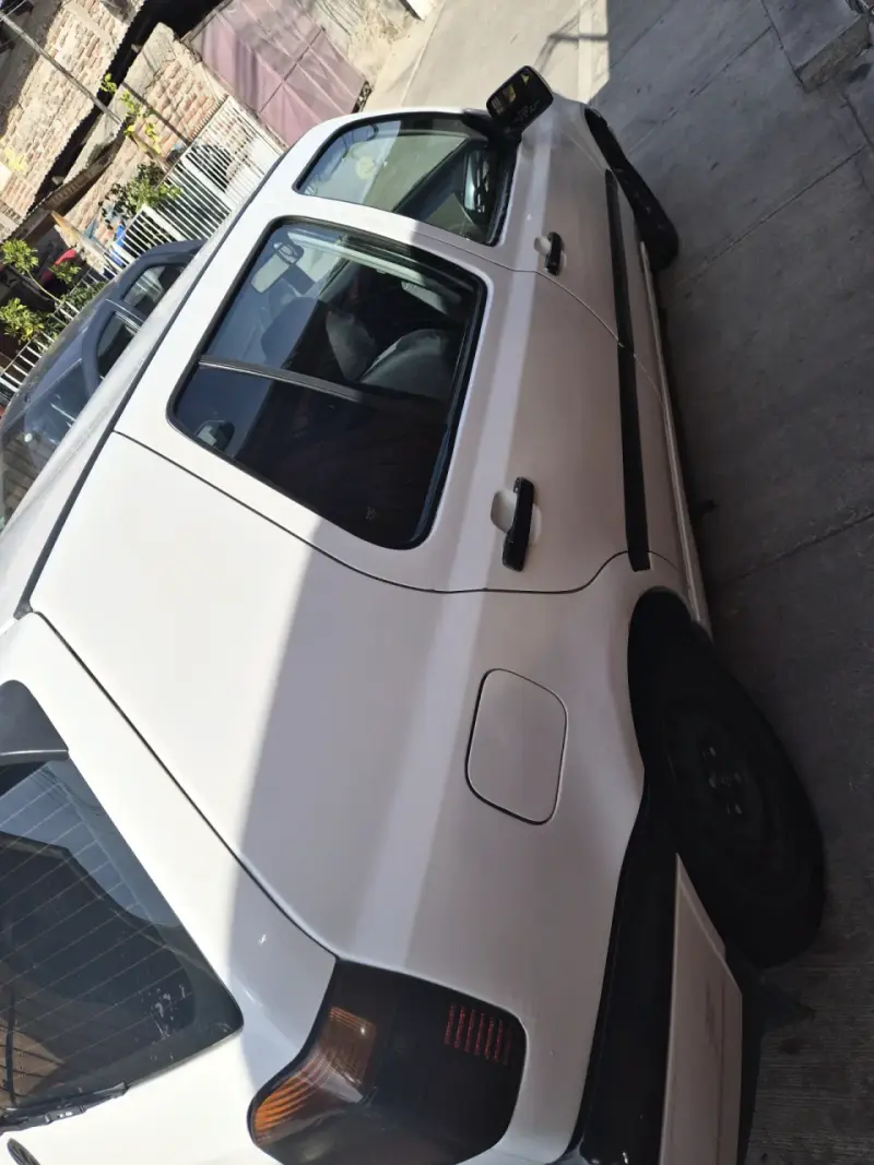 Auto compacto Volkswagen blanco en buen estado - 3