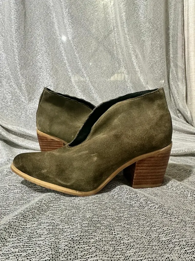 Botines de gamuza verde oliva con tacón de madera