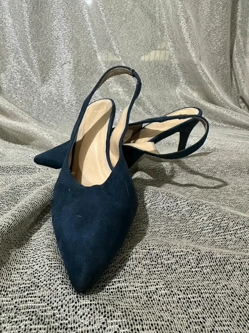 Zapatos de tacón azul oscuro con diseño elegante