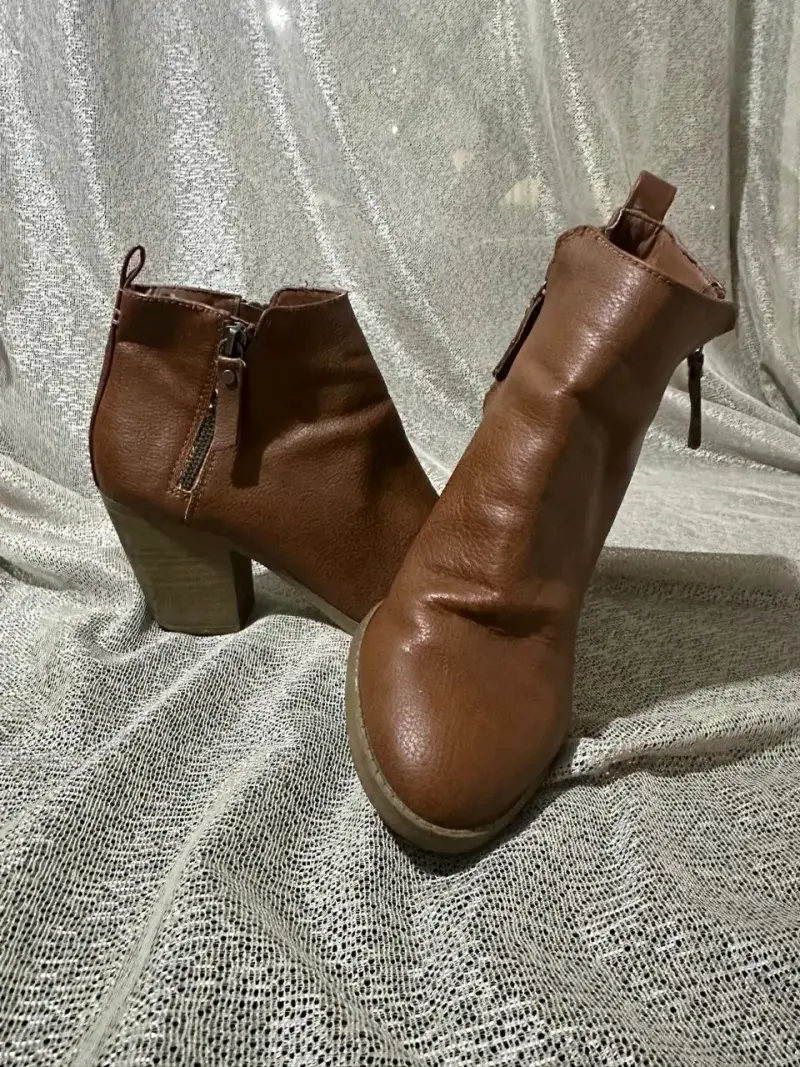 Botines de cuero marrón con tacón