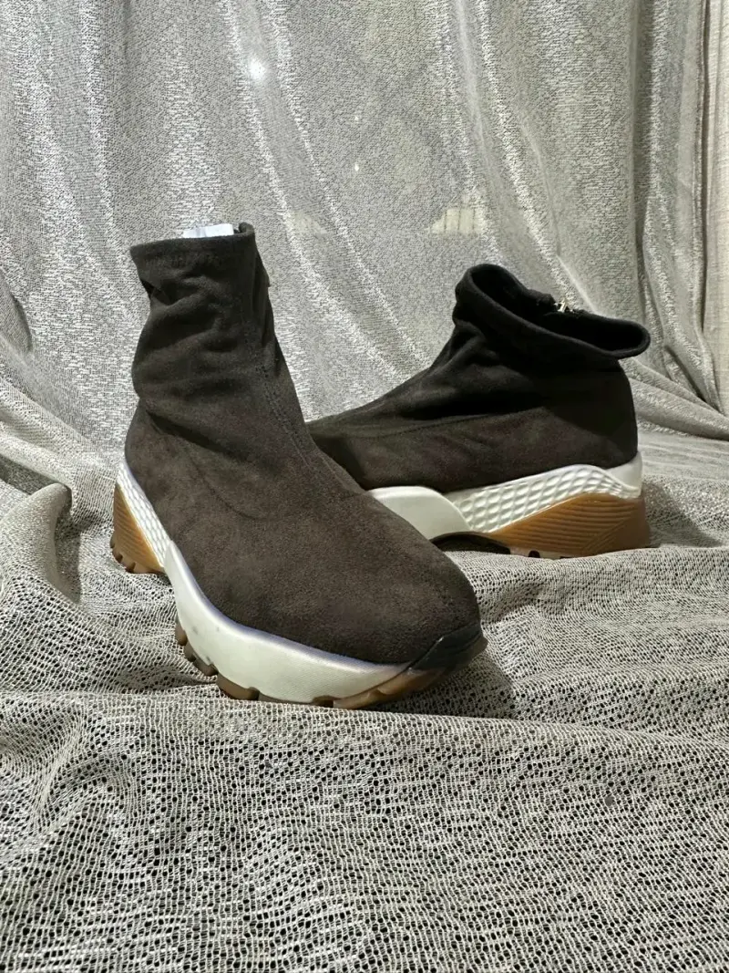Botines de gamuza cafes con plataforma