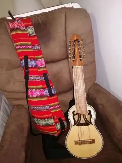 Charango con funda y correa , guitarra con funda - miniatura 1