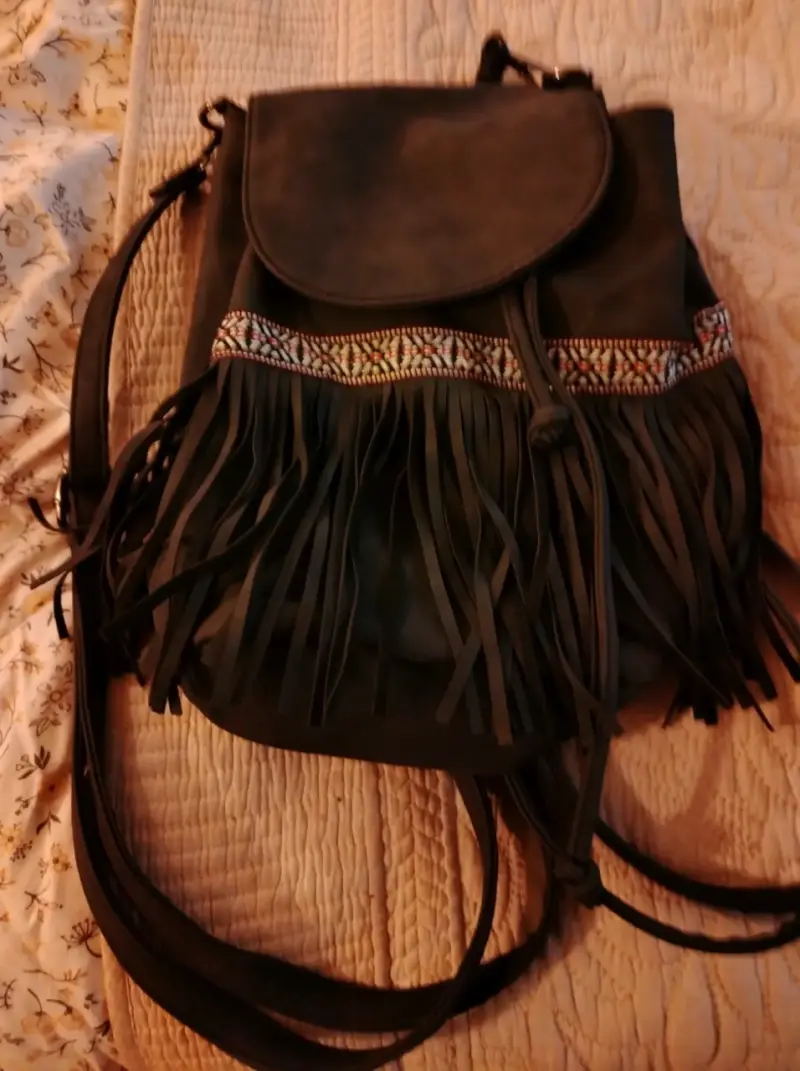 Mochila de cuero con flecos y diseño étnico - 1