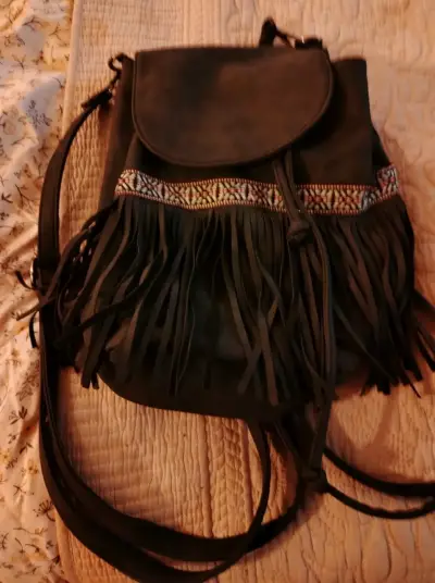 Mochila de cuero con flecos y diseño étnico - miniatura 1