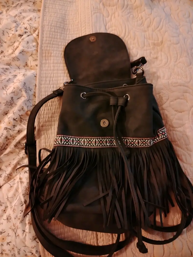 Mochila de cuero con flecos y diseño étnico - 2