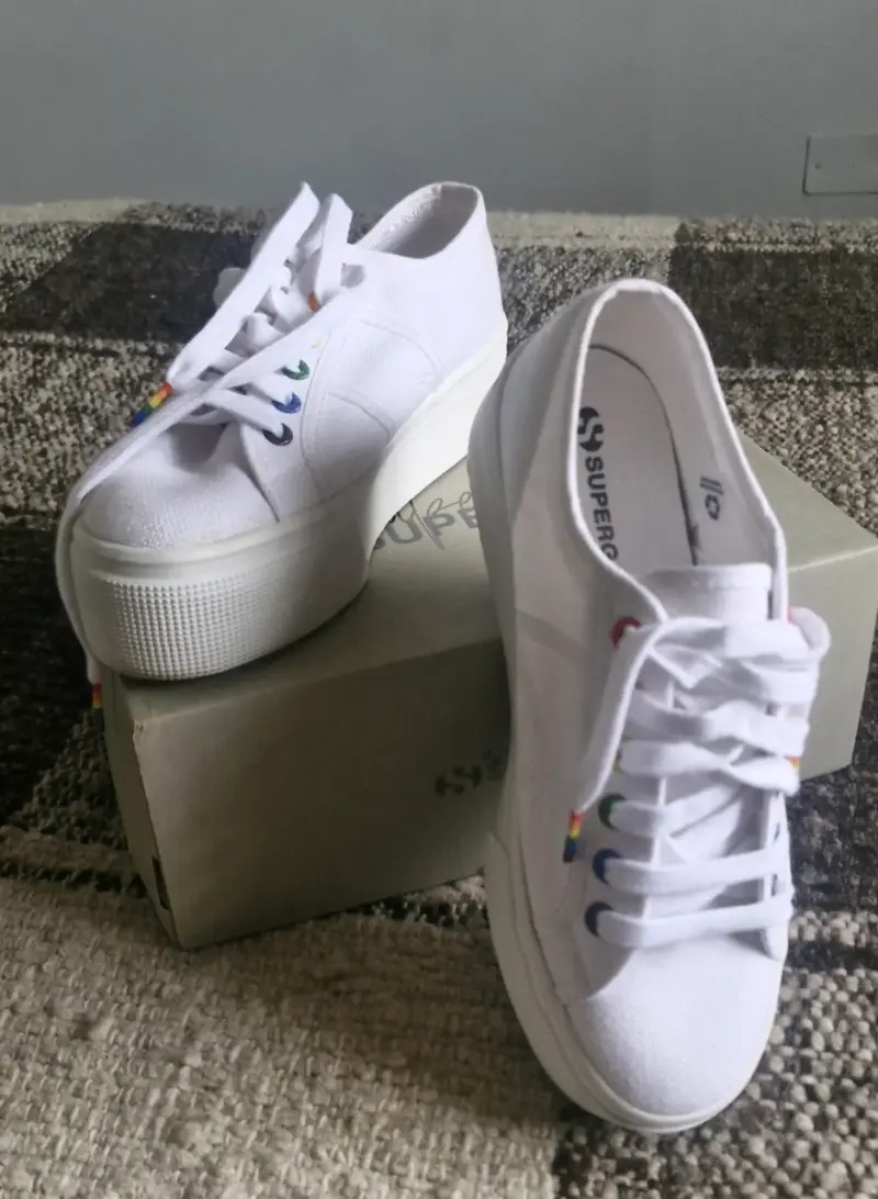 Zapatillas plataforma blancas Superga con detalles de colores - 1