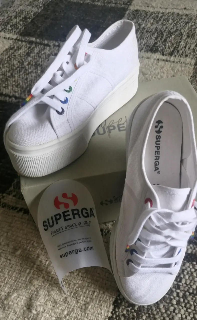 Zapatillas plataforma blancas Superga con detalles de colores - 2