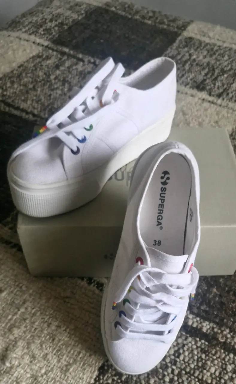Zapatillas plataforma blancas Superga con detalles de colores - 3