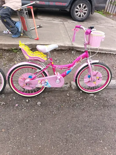 Bicicleta infantil rosa con diseño de princesas - miniatura 1