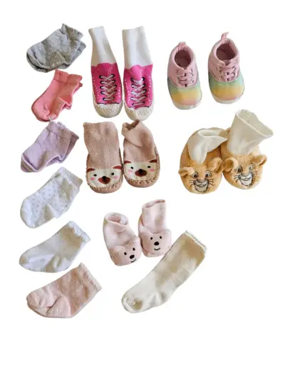 Lote calcetines y zapatitos 0 a 6 meses - miniatura 1