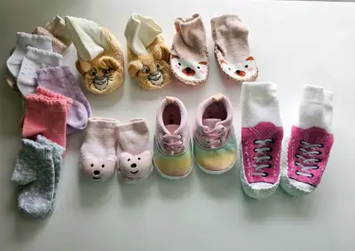 Lote calcetines y zapatitos 0 a 6 meses - miniatura 2
