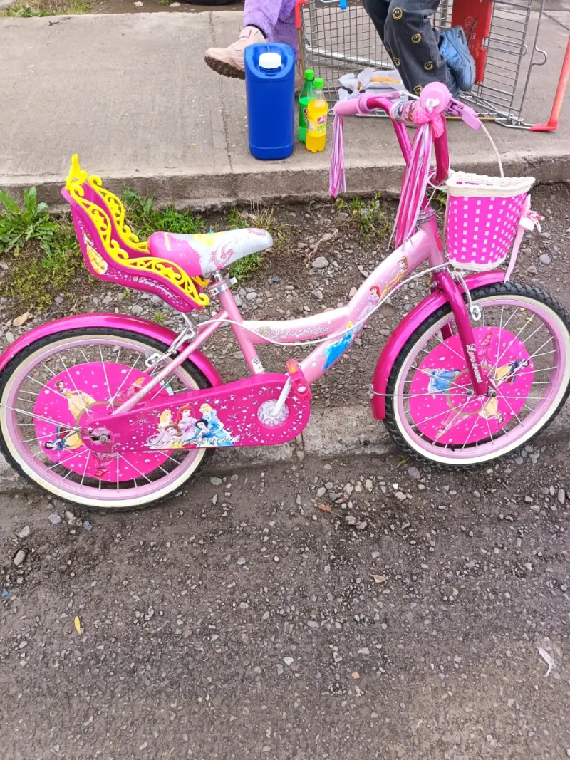 Bicicleta infantil rosa con diseño de princesas - 3