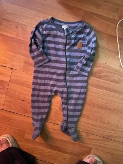 Conjunto de pijamas para bebé con diseños variados - miniatura 1