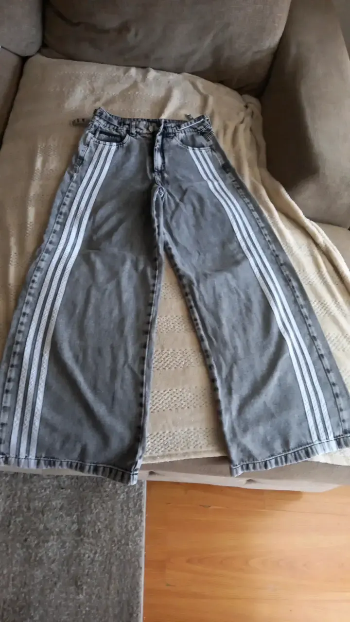 Pantalones de mezclilla grises con franjas