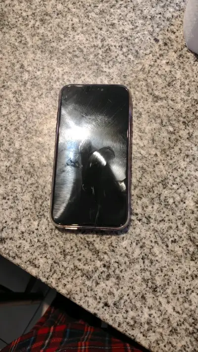 iPhone con carcasa purpurina morada - miniatura 1