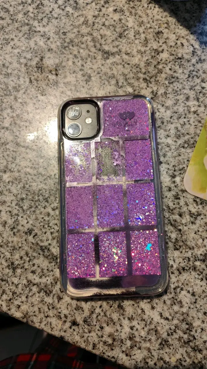 iPhone con carcasa purpurina morada - 2