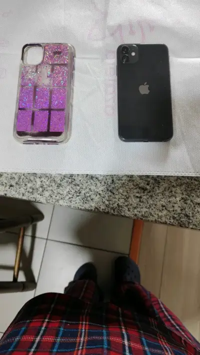 iPhone con carcasa purpurina morada - miniatura 4