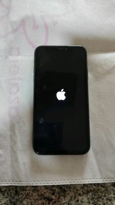 iPhone con carcasa purpurina morada - miniatura 5