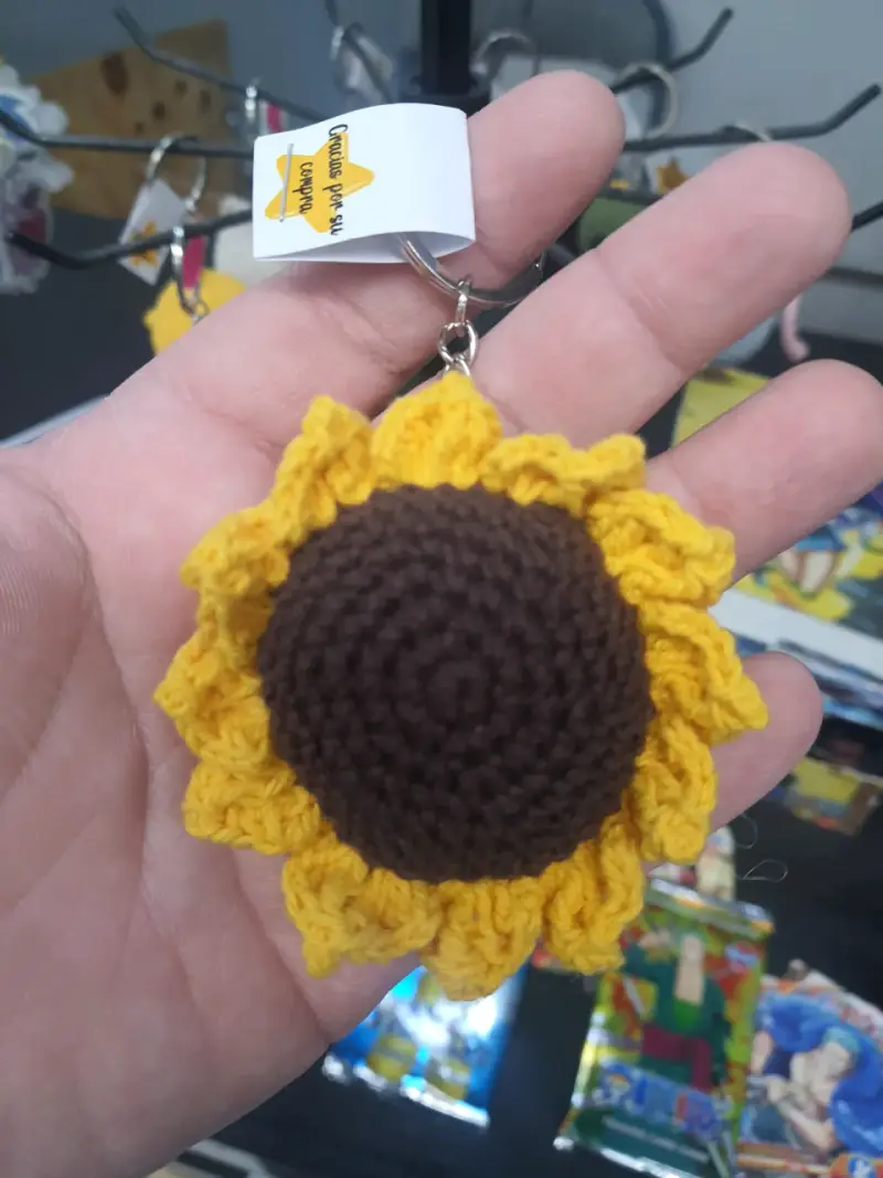 Llavero de girasol tejido a crochet - 1