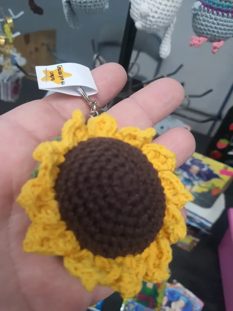 Llavero de girasol tejido a crochet - 2