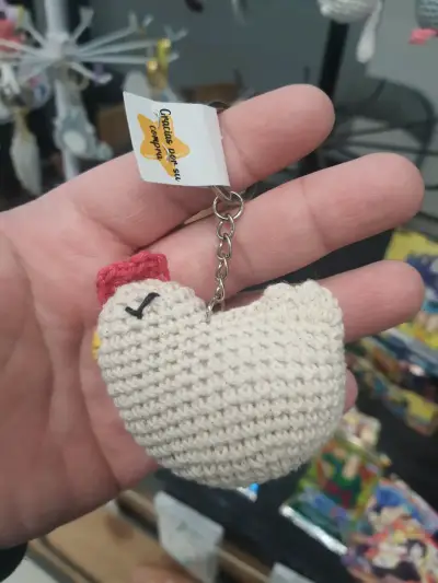 Llavero de gallina tejido a crochet - miniatura 1