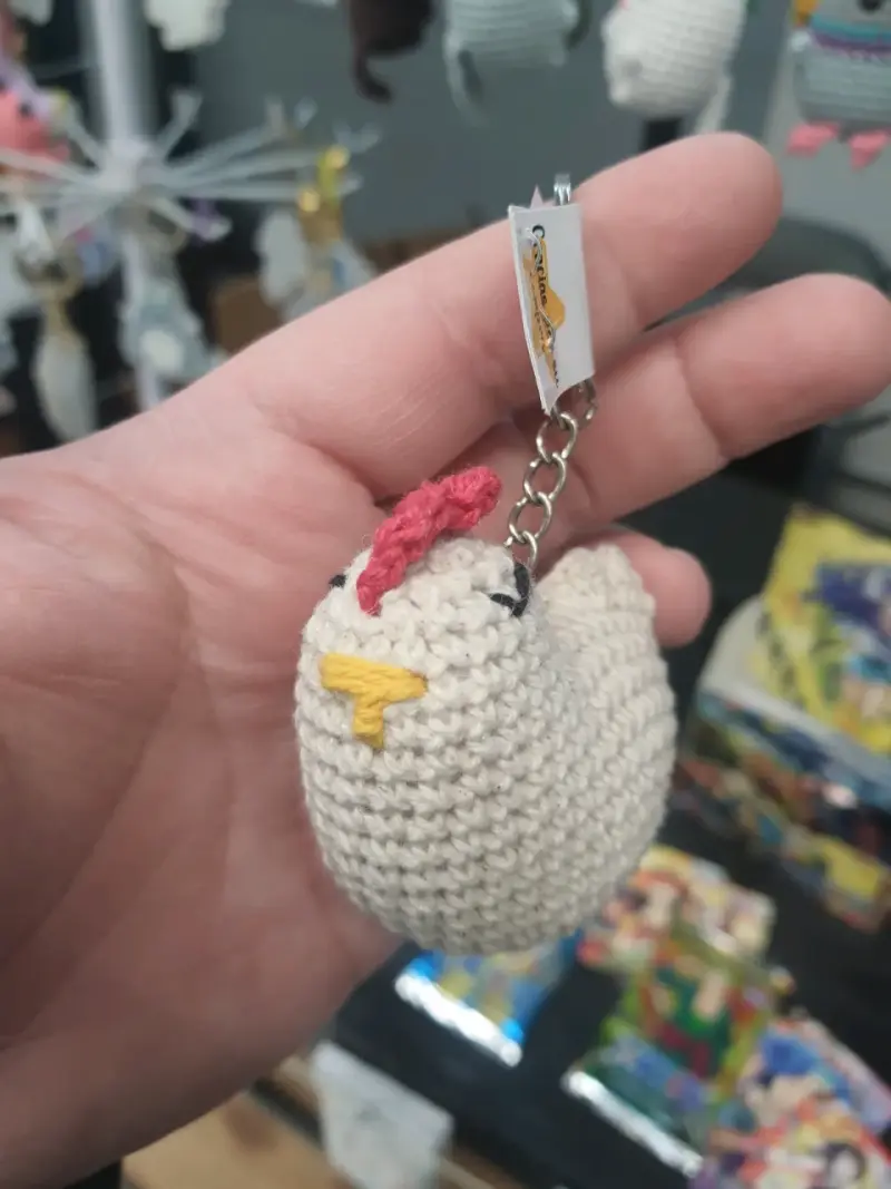 Llavero de gallina tejido a crochet - 2