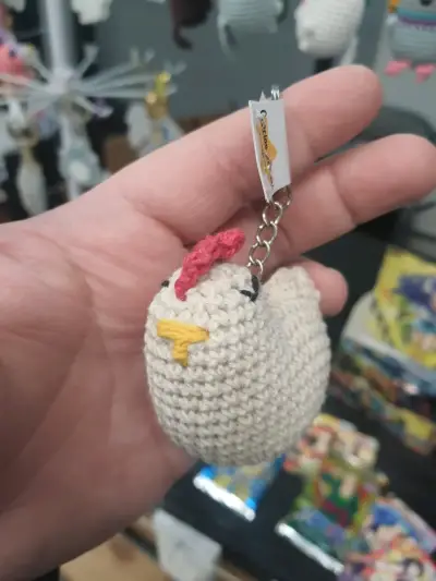 Llavero de gallina tejido a crochet - miniatura 2