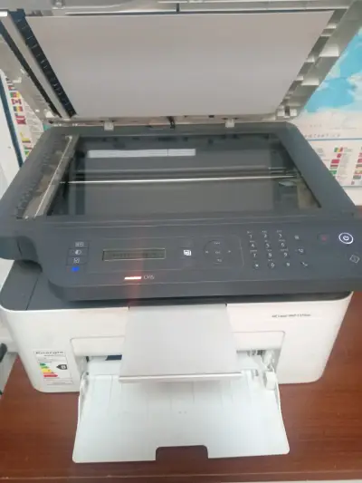 Impresora multifuncional HP Laser MFP 137fnw - miniatura 2