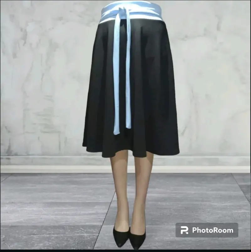 Falda negra con cinturón azul elegante