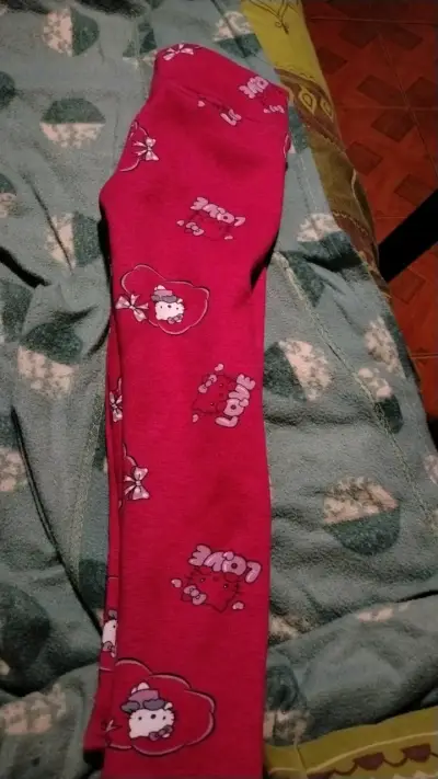 Leggings infantiles rojos con diseño de Hello Kitty - miniatura 2