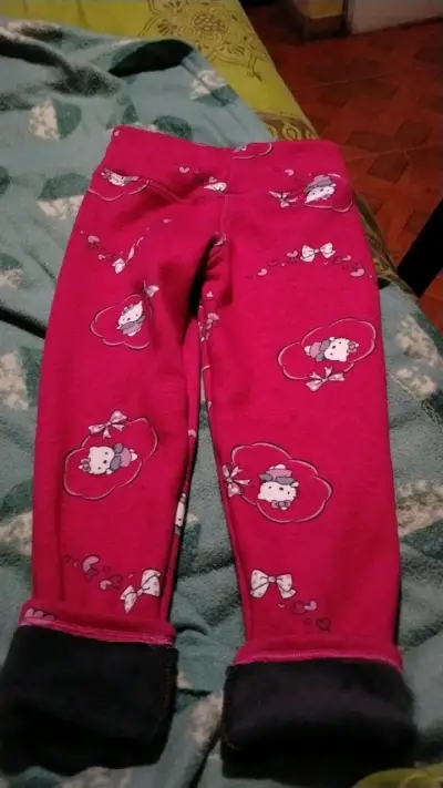 Leggings infantiles rojos con diseño de Hello Kitty - miniatura 3
