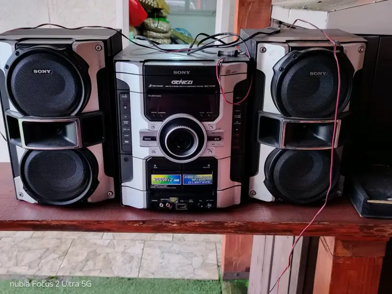 Equipo de sonido Sony Genezi con parlantes potentes - 1