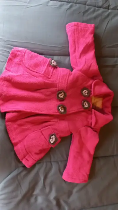 Abrigo de niña rosa con botones decorativos - miniatura 1