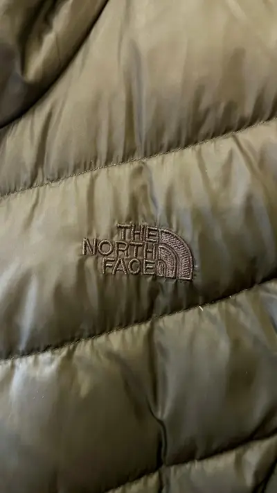 Chaqueta acolchada negra The North Face para mujer - miniatura 3