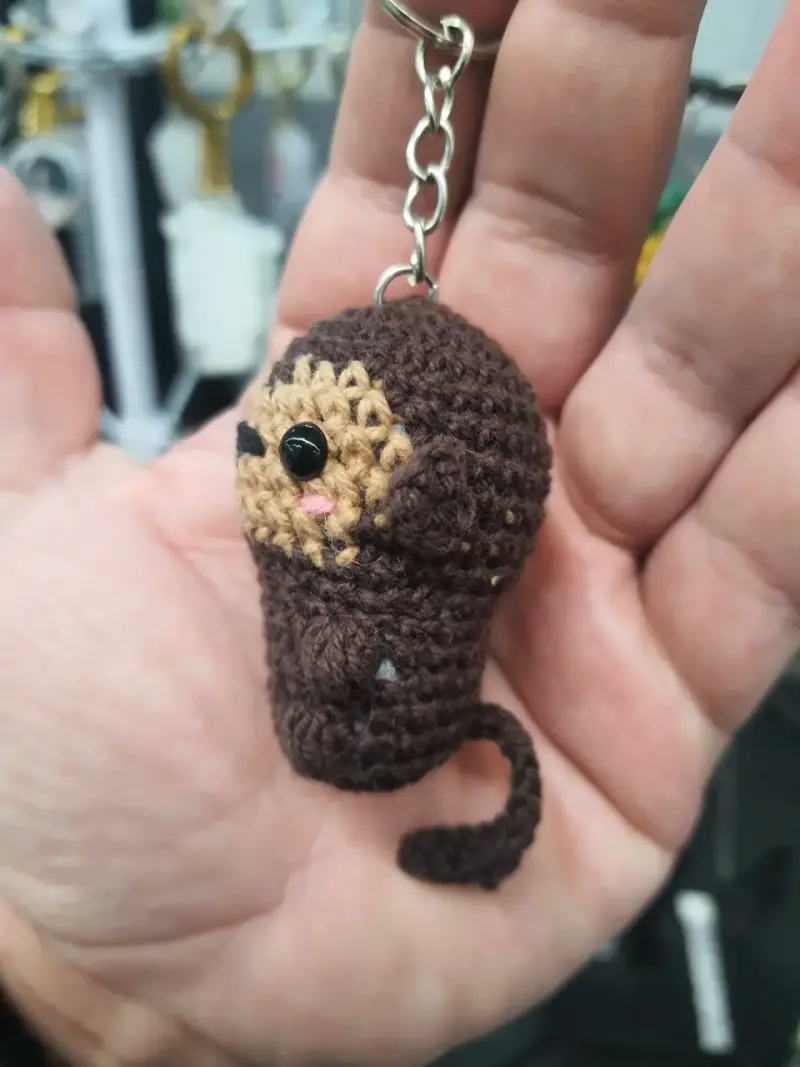 Llavero amigurumi de chango tejido a mano - 2