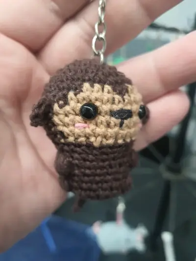 Llavero amigurumi de chango tejido a mano - miniatura 3