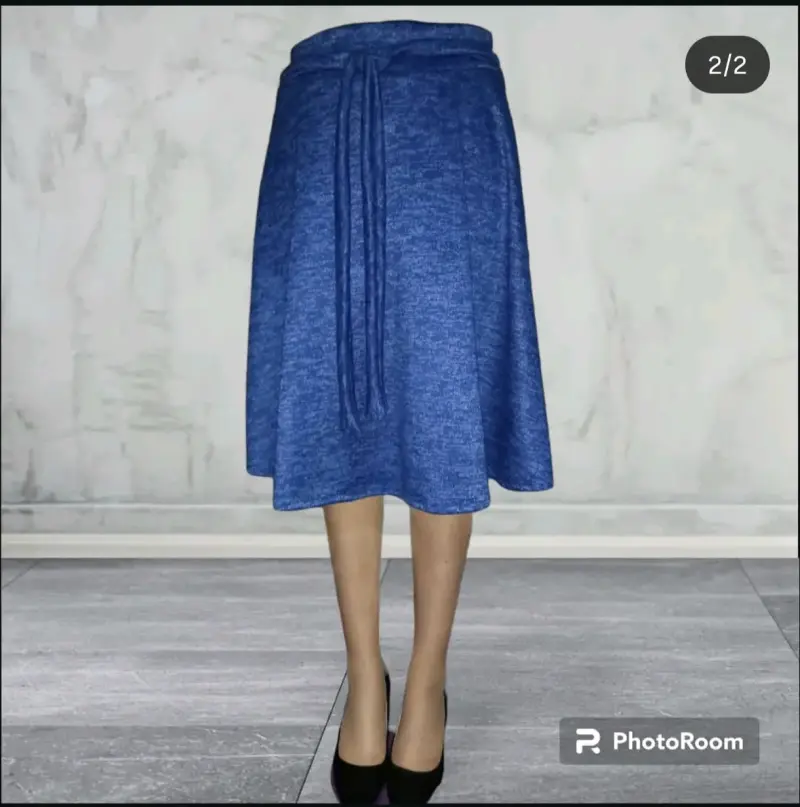 Falda azul de lana con cinturón ajustable