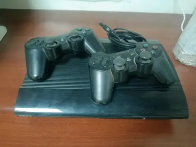 Consola PlayStation 3 con dos controles - miniatura 1