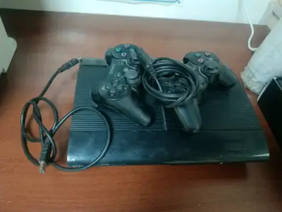Consola PlayStation 3 con dos controles - miniatura 3